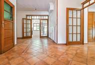 Grüne Oase in Prestige-Lage, Stilvilla mit ca. 1.600 m² Grund, Gästehaus, 2 Garagen und großem Pool