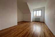 HELLE und RUHIGE Wohnung - ZWEI Zimmer im DG