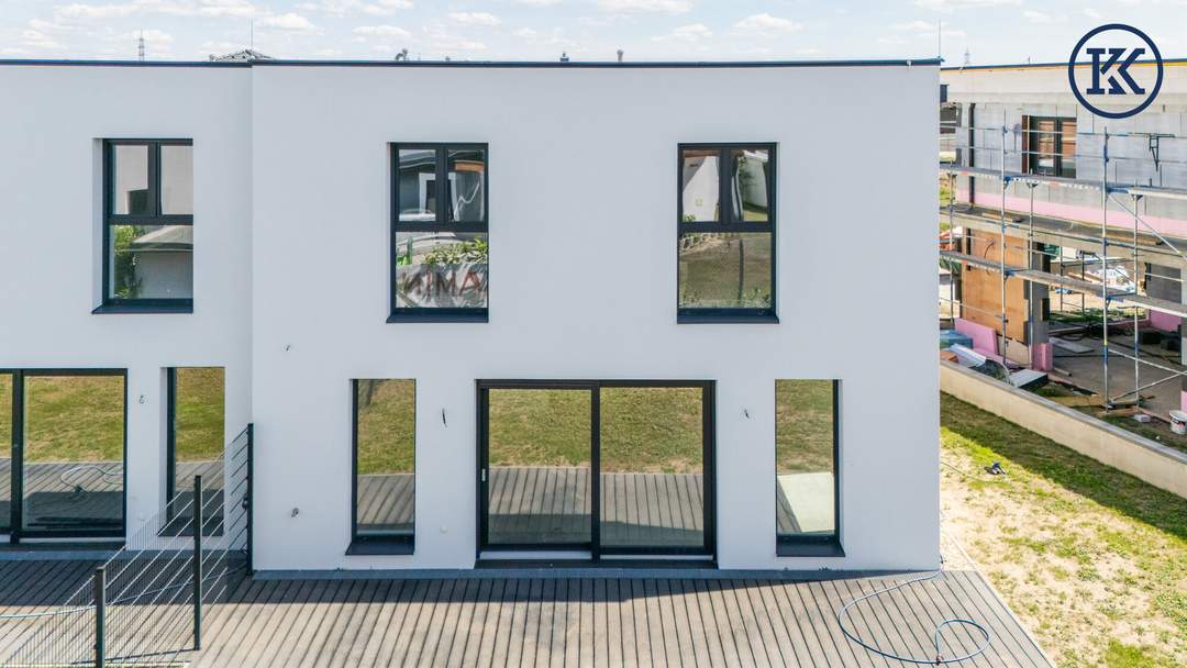 Moderne Doppelhaushälfte im belagsfertigen Zustand