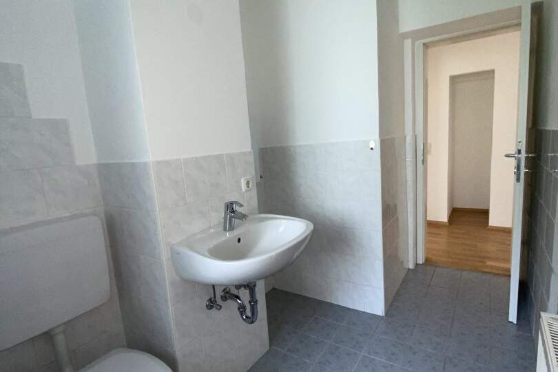 Gemütliche 3- Zimmer Wohnung im Erdgeschoss bietet ein ideales Zuhause für kleine Familien oder Paare - inmitten einer grünen Umgebung ohne auf beste Infrastruktur verzichten zu müssen! Erstbezug nach Sanierung!, Wohnung-miete, 494,03,€, 4400 Steyr(Stadt)