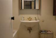 Großzügige Wohnung mit Loggia, Swimmingpool und Garagen in top Lage