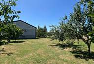 *ORTSRANDLAGE:* Wohnhaus mit sehr schönem, ebenen Garten und großzügigem Grundstück.