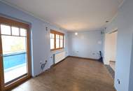 Gediegenes Stockhaus in grüner Umgebung