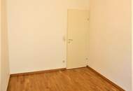 TERRASSENHIT, UNBEFRISTET, 86 m2 Altbau mit 30 m2 Freifläche, 3 Zimmer, Komplettküche, Wannenbad, Parketten, Hofruhelage