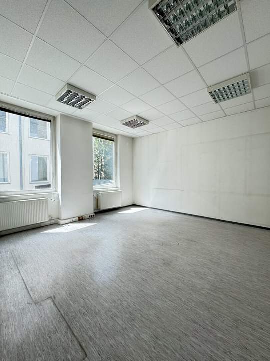 Zentrale Bürofläche mit 10 Zimmern und Stellplatz – ideal für Praxis oder Kanzlei