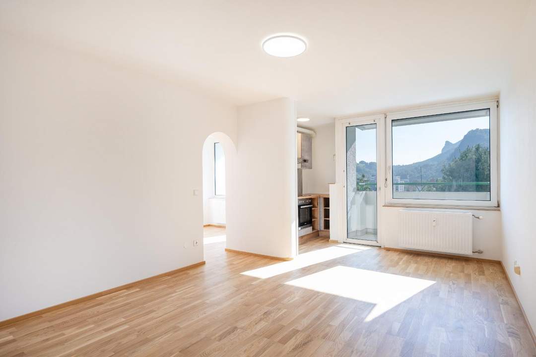 Ihr neues Zuhause: Attraktive neu renovierte 2 Zimmer Starter-Wohnung mit Loggia und Tiefgaragenstellplatz