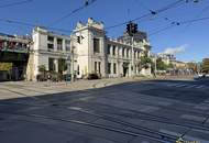 ROHDIAMANT IN TOPLAGE! U6 DIREKT. SANIERUNGSBEDÜRFTIGE 3,5 ZIMMER. FISCHGRÄTPARKETT.