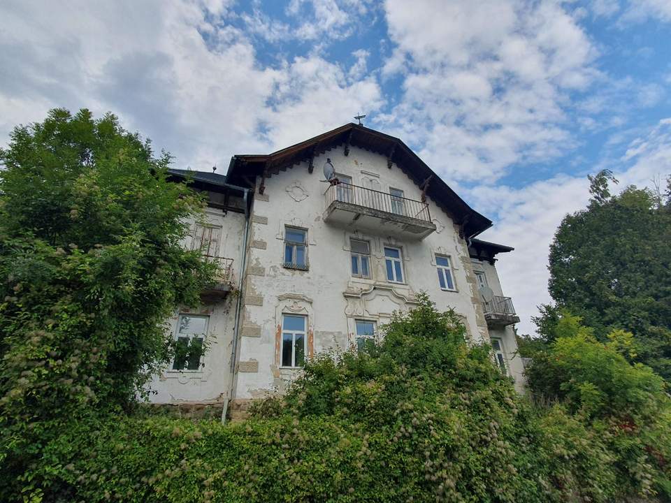 Charmante Villa mit großem Grundstück und Sanierungspotenzial in Unterkirchbach