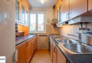 Bastiengasse 15: 3-Zimmer-DG-Wohnung mit separater Küche & gemütlicher, sonniger Terrasse