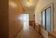 ROHDIAMANT IN TOPLAGE! U6 DIREKT. SANIERUNGSBEDÜRFTIGE 3,5 ZIMMER. FISCHGRÄTPARKETT.