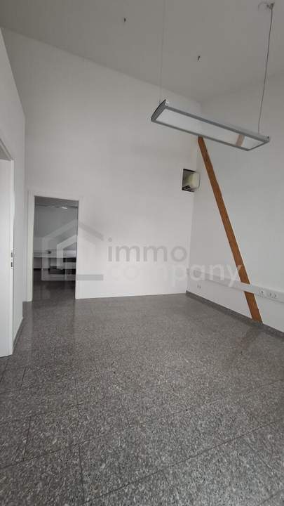Moderne Geschäftsfläche mit Empfangsbereich und separatem Zimmer
