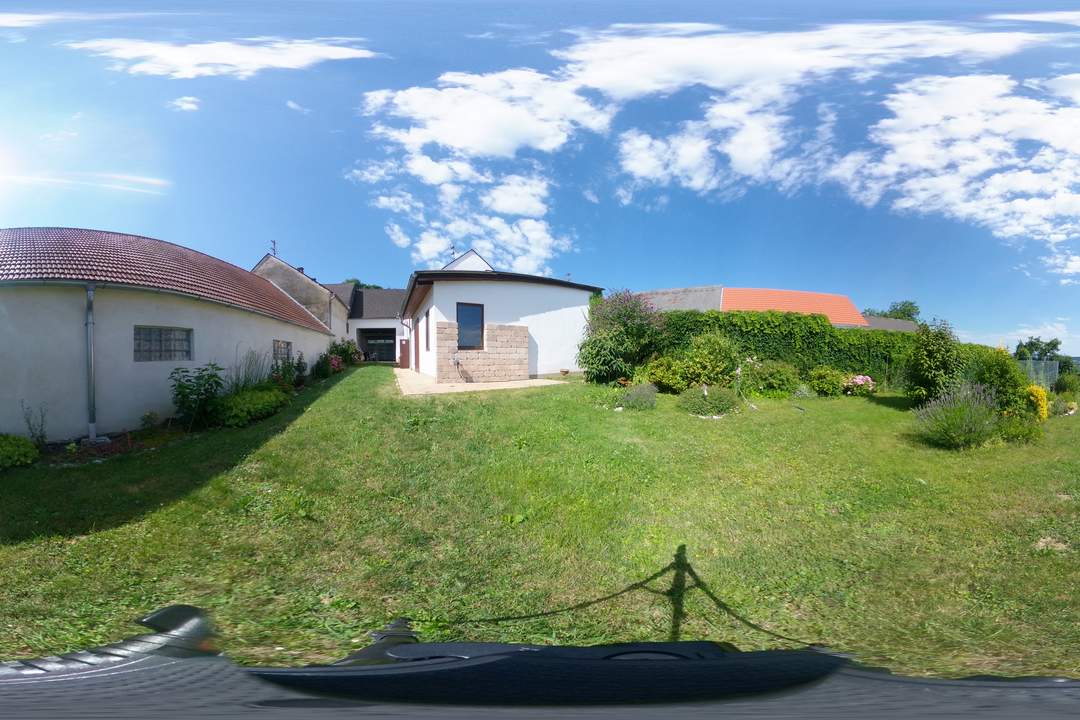 gepflegter Streckhof mit uneinsichtigem Innenhof und Weitblick