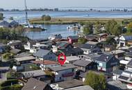 Ein ganz besonderer Platz am Bodensee – charmantes Bootshaus mit eigener Bootsgarage direkt am Wasser