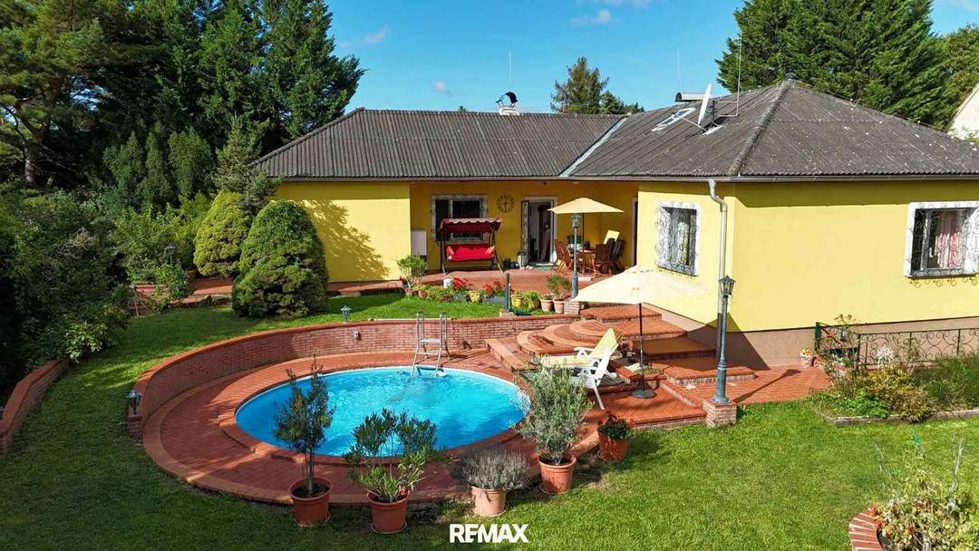 Licht, Luft und Freiheit: Bungalow mit großem 1.622 m2 Garten und Pool