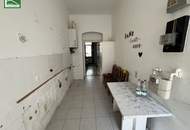 LEERSTEHEND! RENOVIERUNGSBEDÜRFTIGE WOHNUNG IN GEPFLEGTEM ALTBAU - LIFTBENÜTZUNG INKLUSIVE! SCHLAFZIMMER HOFSEITIG!