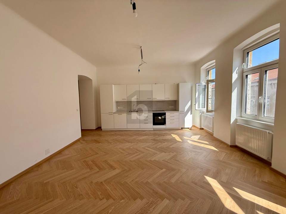 ERSTBEZUG NACH SANIERUNG - SONNIGE ALTBAUWOHNUNG