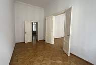 UNBEFRISTET - Repräsentative 9-Zimmer Altbauwohnung mit Balkon und Blick auf das Rathaus – ca. 293 m² in bester Innenstadtlage - auch ideal als Büronutzung