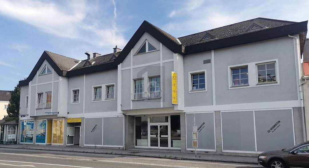 GERÄUMIG MIT GROSSEN SCHAUFENSTERN IN ZENTRALER LAGE