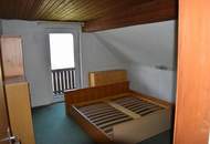 Sanierungsbedürftiges Mehrfamilienhaus mit großem Baugrundstück