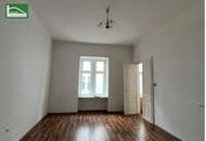 Großzügige Altbauwohnung, frisch ausgemalt, neuwertige Küche, an der Hauptstraße & 1 Zimmer Richtung Hinterhof gelegen, mit guter Raumaufteilung.