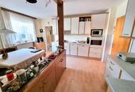 Ein- bis Zweifamilienhaus mit Garage aus den 70ern