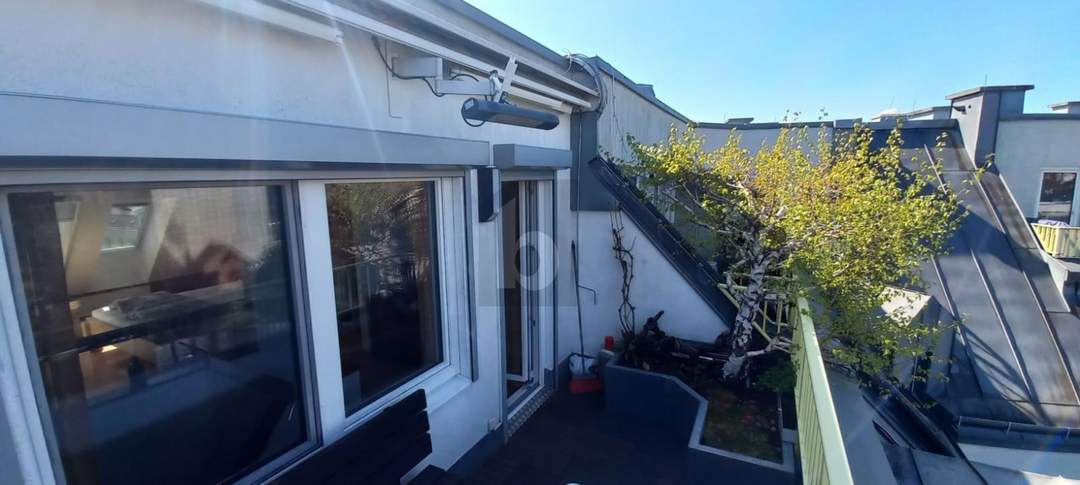 GROßZÜGIGE MAISONETTEWOHNUNG MIT SONNIGER DACHTERRASSE