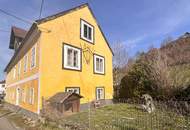 Stark sanierungsbedürftiges Haus