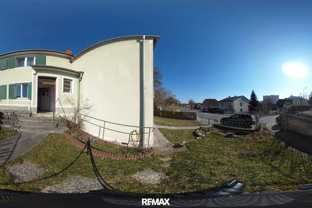 Zwei Wohnhäuser in zentraler Lage, 2 Garagen, Terrasse und kleiner Garten
