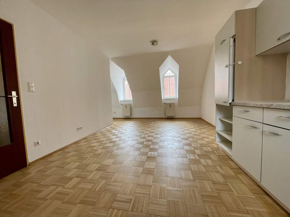 Cheap apartement in the center of Graz! Günstige Dachgeschoss-Innenstadt-Wohnung mit 69 Quadratmetern Wohnfläche! WG geeignet!