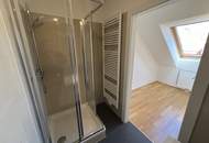 UNBEFRISTET - Helle und ruhige 2-Zimmer Dachgeschoss-Wohnung mit rd. 12 m2 Terrasse, Klimaanlage, Abstellraum und Kellerabteil