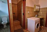 Sonniges Grundstück mit sanierungsbedürftigem Haus voller Charme