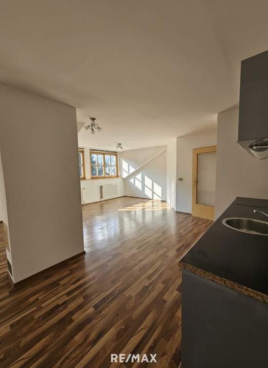 Ankommen und wohlfühlen: Stilvolle Dachgeschosswohnung mit Parkplatz