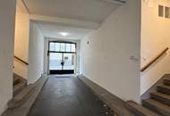 Karmeliterplatz-Charme trifft modernen Komfort – 2-Zimmer-Neubauwohnung mit Stellplatz im Innenhof.