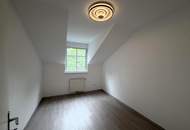 Unbefristete 3-Zimmer-DG-Wohnung mit Balkon und Grünblick // 3-Room Attic Apartment for Rent on an Unlimited Lease, with Balcony and Green Views //