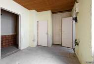 HOFLAGE mit GRÜNBLICK | 3. Stock | Sanierungsbedürftiger Altbau | Bewilligte Planung inkl. bewilligtem Balkon | Nähe Einsiedlerpark, U4 Margaretengürtel, künftiger U2-Station Reinprechtsdorfer Straße