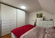 *** Hochwertig möbliert & top saniert: Stilvolle 74m²-Wohnung mit Loggia in ruhiger Lage + Carport ***