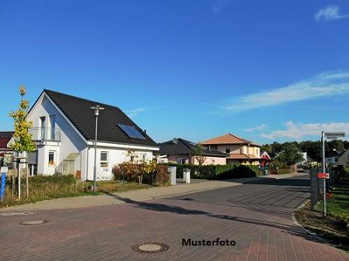 Kleines Wohnhaus mit Garage und Rohbau