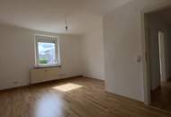 Gemütliche 3- Zimmer Wohnung im Erdgeschoss bietet ein ideales Zuhause für kleine Familien oder Paare - inmitten einer grünen Umgebung ohne auf beste Infrastruktur verzichten zu müssen! Erstbezug nach Sanierung!