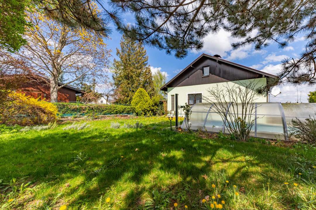 GEPFLEGTES HAUS MIT PHOTOVOLTAIK, POOL UND UNVERBAUBAREM AUSBLICK