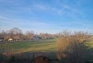 LIEBEVOLLES EIN- BZW. MEHRFAMILIENHAUS IN TRAUMHAFTER WOHNLAGE MIT HERRLICHEM FERNBLICK DIREKT AN FELDER DER REGION ANGRENZEND