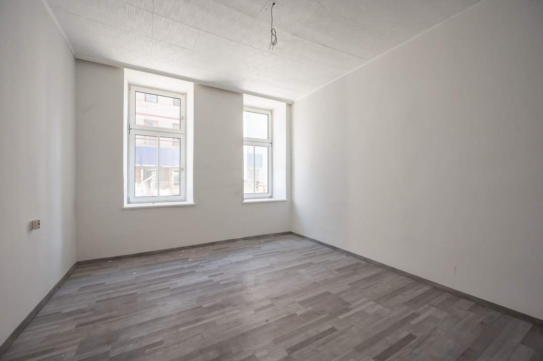 ++Q18++ Renovation-needed 1-room ground floor old building apartment, lots of potential