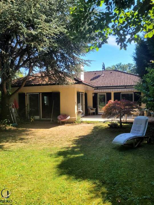 Dieses Einfamilienhaus mit großem Garten &amp; Pool wartet auf SIE als neue Bewohner