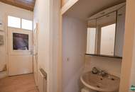 Sanierungsbedürftige Zwei-Zimmer-Wohnung direkt an der U3