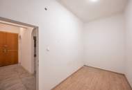 **Hannovermarkt** Renovation Opportunity: Charming 3-Room Period Apartment with Balcony and Airbnb Potential