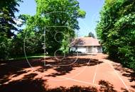 Einfamilienhaus in zentraler Bestlage mit Tennisplatz auf parkähnlichem Grund!