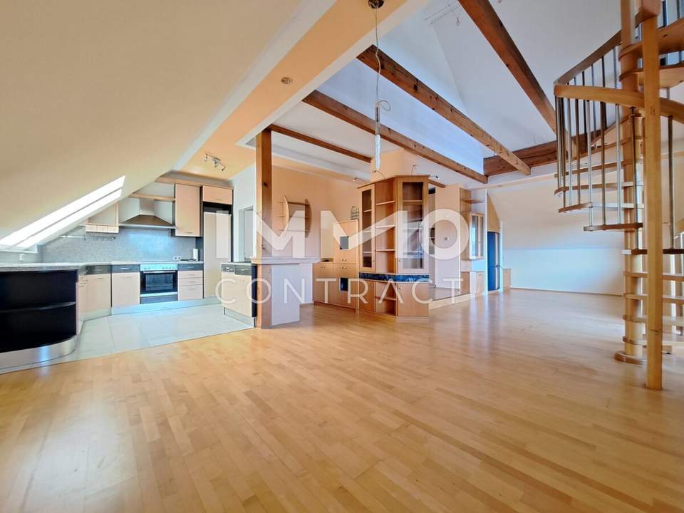 Großzügige Dachwohnung inklusive Eigengarten, Garage und Keller