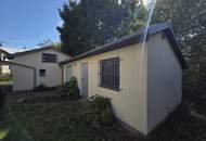 Sehr gepflegtes Wohnhaus samt großem Garten sowie ein Nebengebäude mit integrierter Garage am Waldrand.