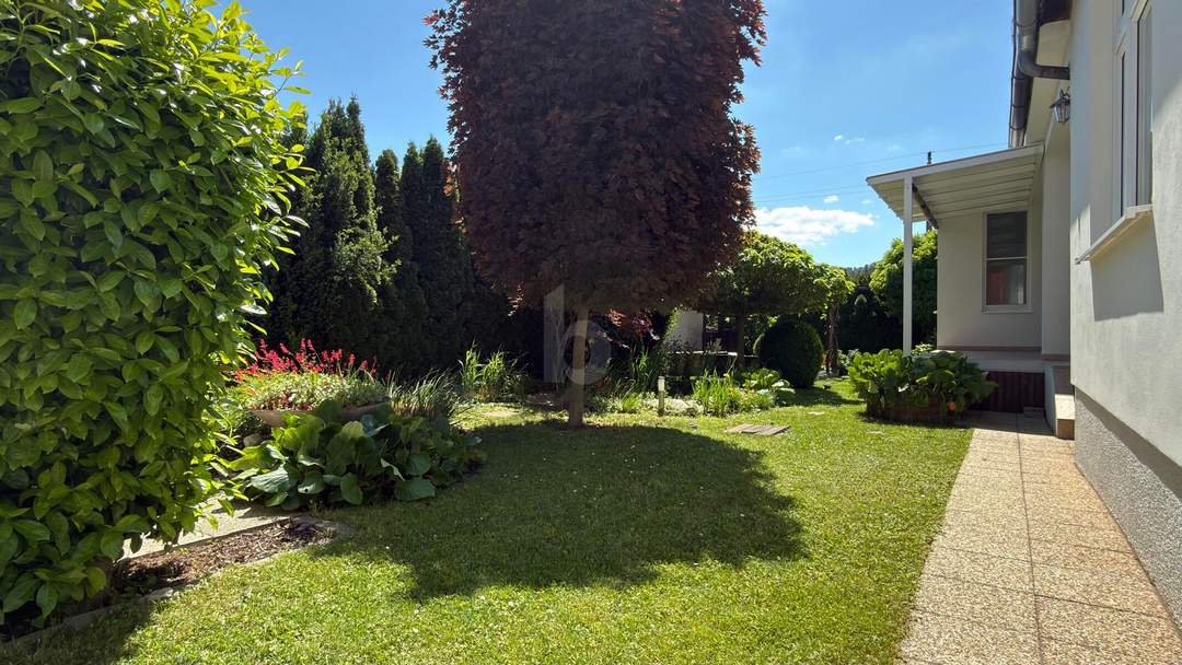 Preisreduktion! CHARMANTES STRECKHAUS MIT UNEINSEHBAREM & SONNIGEM OASE GARTEN