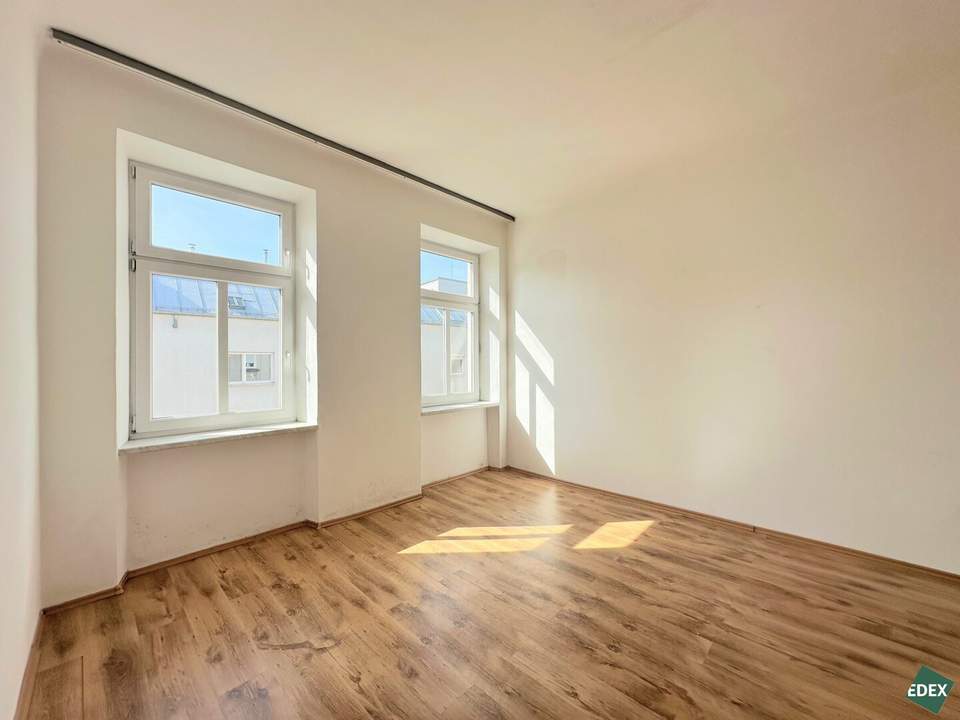 Sanierungsbedürftige 3-Zimmer Altbau-Wohnung mit Potenzial direkt bei der U-Bahn