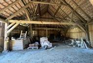 Bauernhaus mit uneinsehbaren Innenhof und Schuppen
